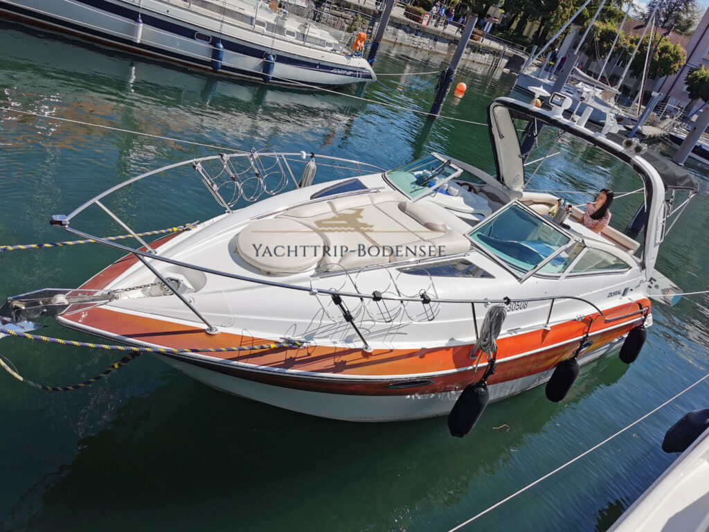 Yacht mit Logo